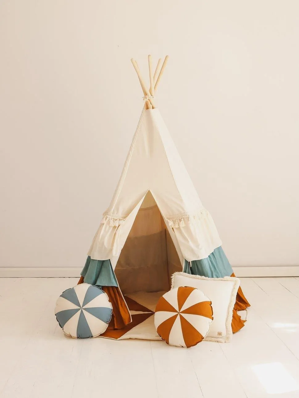 Circus Teepee Tent With Frills And Caramel Candy - Mat Set