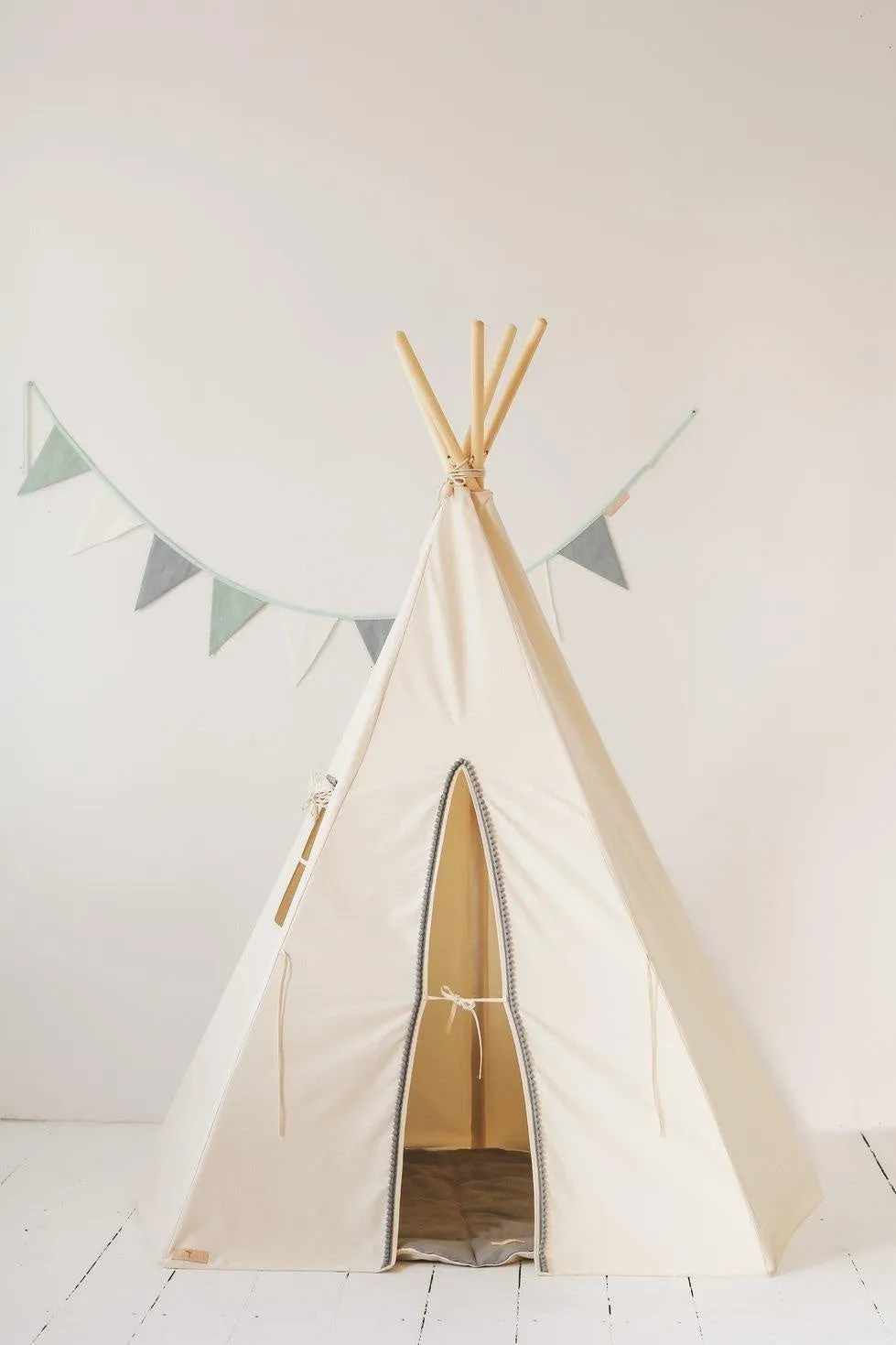 Grey Pompoms Teepee With Pompoms And Round Mat Set