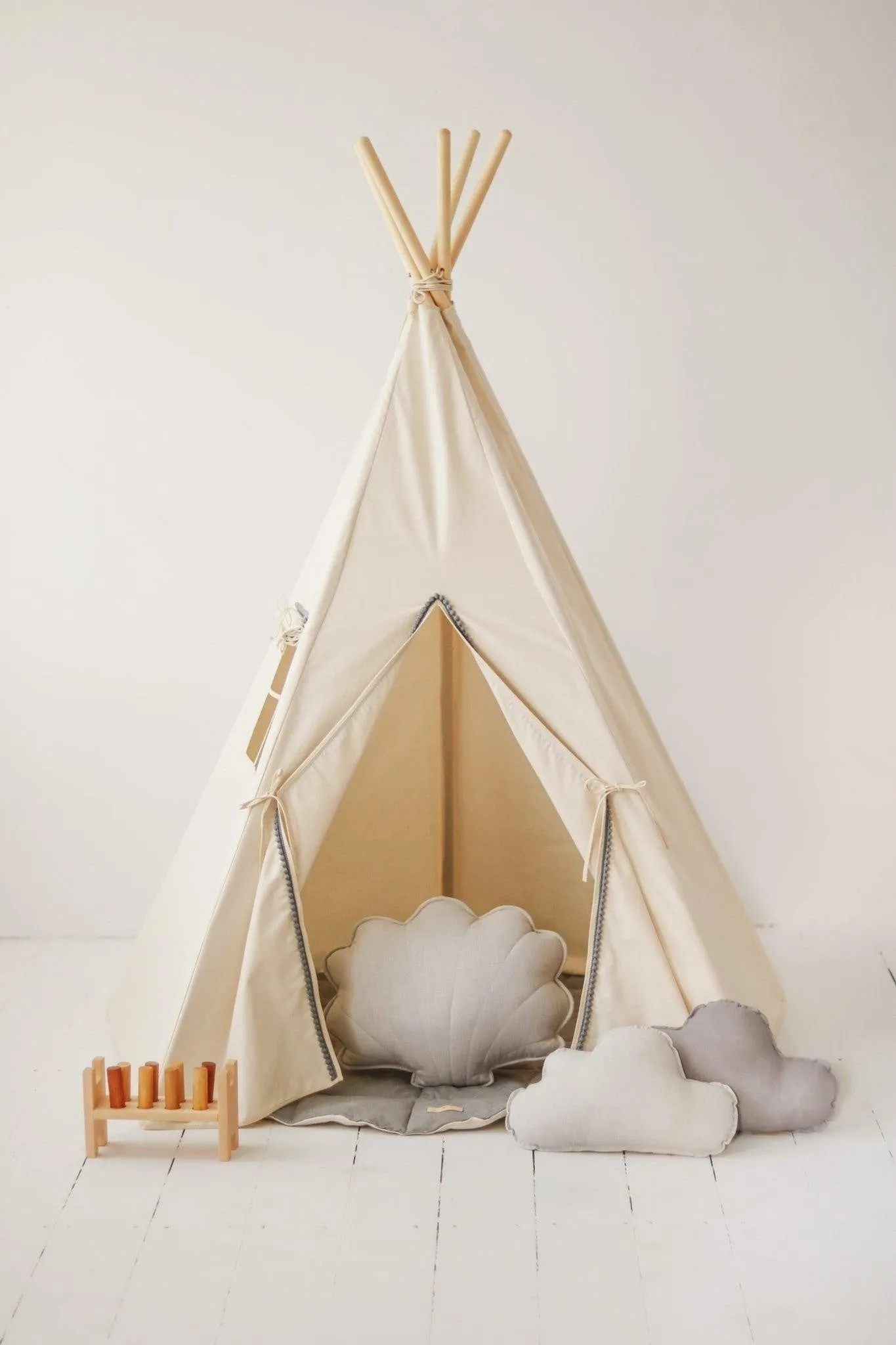 Grey Pompoms Teepee With Pompoms And Round Mat Set